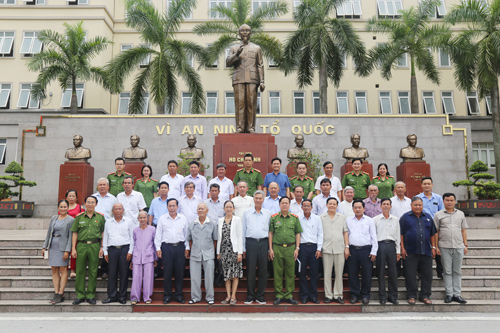 Sau buổi tiếp, đoàn cán bộ cách mạng tỉnh Quảng Nam đã thăm quan khuôn viên Học viện và chụp ảnh lưu niệm tại Tượng đài Chủ tịch Hồ Chí Minh